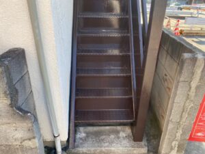 府中市で鉄骨階段の雨漏り予防のための塗装工事　完工